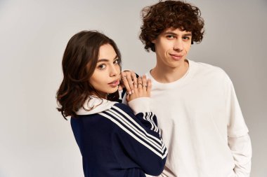 Tarz sahibi genç bir çift, şık bir şekilde poz verirken bir anlık aşk ve kahkaha paylaşıyor..