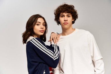 Genç bir çift modern bir stüdyoda sevgi ve tarz sergiliyor..