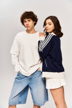 Genç çift bir neşe anı paylaşıyor, şık kıyafetlerini ve sevgilerini kapalı mekanlarda sergiliyorlar..