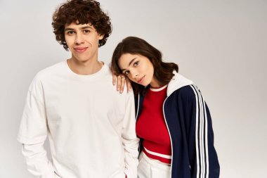 Tarz sahibi genç bir çift, aşk ve moda anlayışlarını sergileyerek hassas bir anı paylaşır..