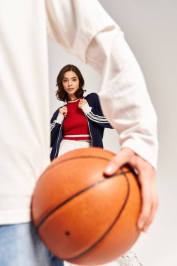 Şık genç bir çift basketbol yoluyla birbirlerine bağlanıyor, sevgilerini ve modaya uygun kıyafetlerini sergiliyorlar..