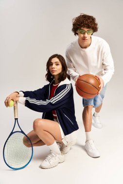 Genç çift hareketli bir an yaşıyor, moda anlayışlarını ve spor aşklarını sergiliyorlar..