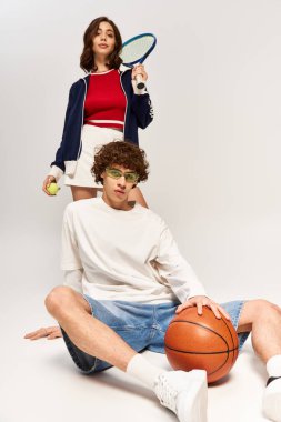 Şık bir çift, aksesuarlı şık spor giysileri giyerken oyuncu sevgisini ifade eder..