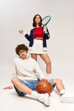 Genç bir çift aşklarını modern bir stüdyoda şık atletizm kıyafetleriyle sergiliyor..