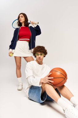 Genç çift modaya uygun spor kıyafetleriyle poz veriyor, aşkı somutlaştırıyor ve stüdyoda neşeli bir enerji yaratıyor..