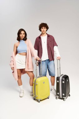 Renkli valizli şık bir çift heyecanlı yolculuklarına hazır..
