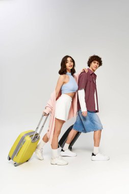 Canlı bavullarıyla seyahat etmeye hazır aşk ve tarz saçan genç bir çift..