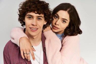 Tarz sahibi genç çift, modern ortamda romantizm ve bağın vücut bulmuş haliyle sıcak bir şekilde gülümsüyor..