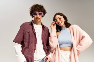 Çekici genç çift, çağdaş bir kapalı alanda aşk ve modaya uygun kıyafetler sergiliyor..