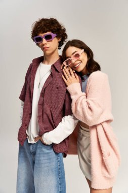 Tarz sahibi bir çift kapalı alanda neşeli bir an paylaşır, sevgi ve moda titreşimler yayarlar..