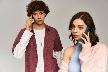 Tarz sahibi genç bir çift, neşeli bir sohbete dalıp, sevgilerini gülümseyerek ifade ediyorlar..