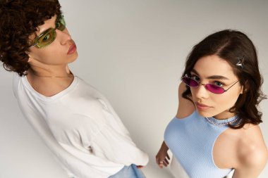 Şık, genç bir çift, cesur güneş gözlüklü, sevgi ve moda saçan, ileri enerjili modeller..