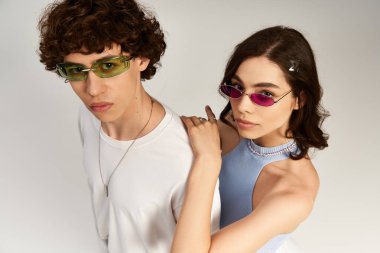 Modayı takip eden çift, şık bir stüdyo ortamında aşkı ve modayı kucaklıyor..