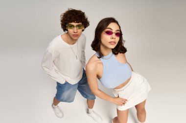 Modaya uygun genç bir çift, şık bir iç mekanda yaratıcı bir şekilde poz verirken sevgilerini sergiliyor..