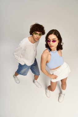 Şık bir çift, parlak ve modern bir ortamda aşklarını ve yeteneklerini sergiliyor..