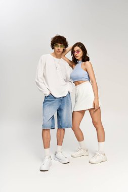 Genç çift, enerjiyle dolu çağdaş bir çekimde aşklarını ve tarzlarını sergiliyor..