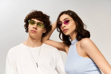 Genç çift, moda gözlük ve kıyafetlerle birlikte poz verirken aşk ve tarz sergiliyor..