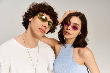 Tarz sahibi genç bir çift, stüdyoda moda ve sevgi gösterisi yapıyor..