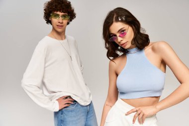 Şık bir çift, sevgilerini ve ilişkilerini stüdyoda göstererek ifade eder..