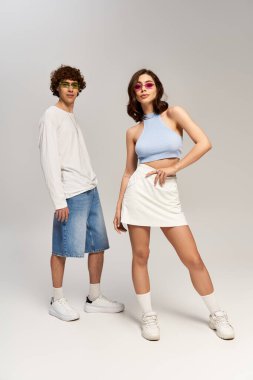 Tarz sahibi çift, aşklarını ve canlı moda tercihlerini stüdyoda sergileyerek özgüvenle poz veriyor..