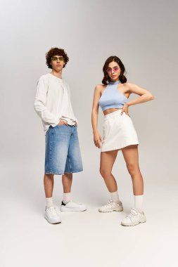 Modayı takip eden genç bir çift, modaya uygun kıyafetler giyip gençlik cazibesi ve romantizmi yayıyor..