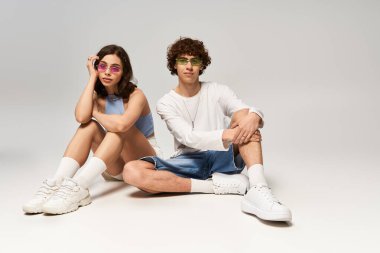 Genç çift, modaya uygun kıyafetlerini ve neşeli tavırlarını sergileyerek birlikte hoş vakit geçirmeyi seviyor..