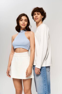 Stüdyoda kendine güvenen şık bir çift, romantizm ve gençlik cazibesi saçar..