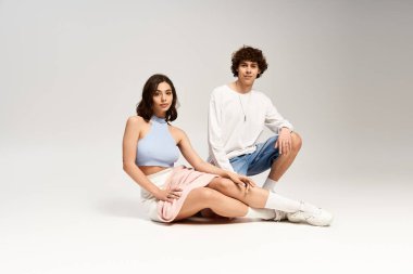 Şık bir çift, çağdaş bir ortamda birlikte poz verir. Sevgi ve moda yayarlar..