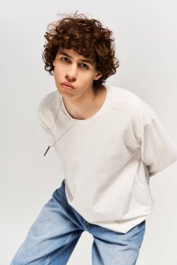 Şık giyinmiş yakışıklı genç adam dingin beyaz arka planda.