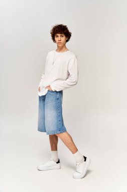 Gösterişli beyaz arka planda şık giyinmiş şık bir adam..