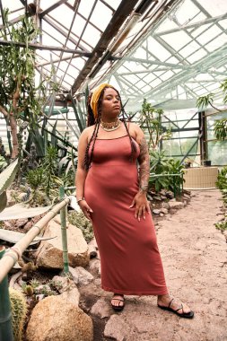 Yeşilliğin ortasında kendine güvenen bir zenci kadının huzurlu anı..