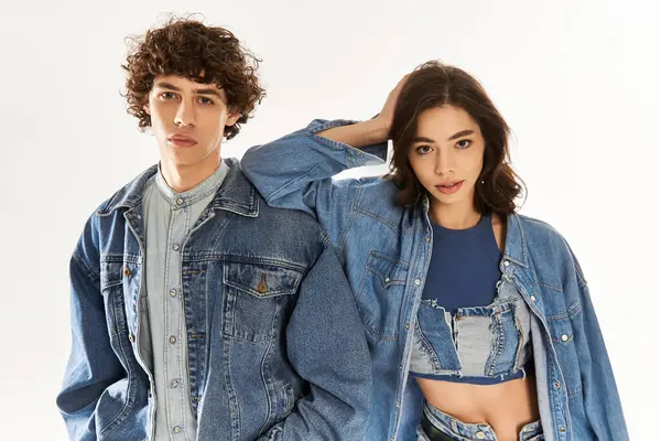 Genç bir çift birlikte poz veriyor. Parlak bir stüdyoda sevgi ve moda kıyafetleri sergiliyorlar..