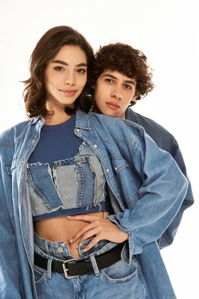 Şık bir çift kucaklaşması, modaya uygun kotlarını ve derin bağlantılarını sergiliyor..