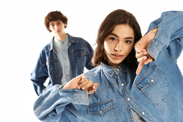 Şık genç bir çift, neşeli bir anın tadını çıkarır. Parlak bir ortamda, sevgilerini gösterir..