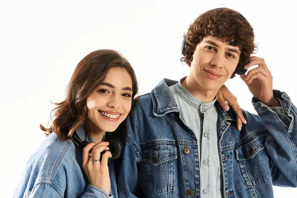 Eşleşen kot ceketli mutlu çift, birlikte müzik dinlemekten hoşlanıyor, sevgilerini ve tarzlarını gösteriyorlar..