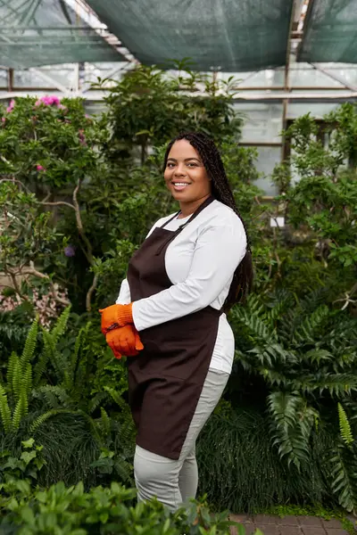 Yetenekli bir bahçıvan, hayat dolu bir serada çeşitli bitkileri beslemekten zevk alır..