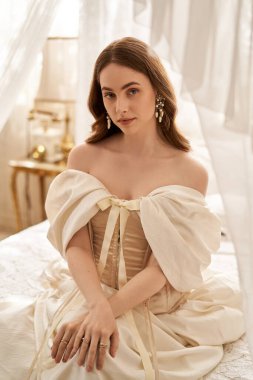 Kaliteli bir elbise giymiş genç bir kadın zarif ve alımlı bir şekilde ışık saçar..