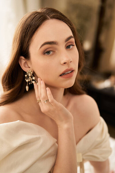 Красивая молодая женщина демонстрирует свой винтажный стиль с прекрасным платьем и поразительные аксессуары.