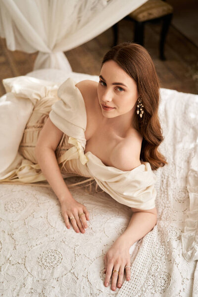 Красивая женщина в плавучем платье салонах, источая винтажный шарм и элегантность в мягком свете.