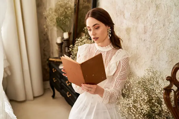 Zarif bir şekilde giyinmiş genç bir kadın, klasik dekorlar ve yumuşak güneş ışığıyla çevrili bir kitapla şımarır..