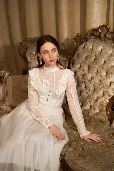 Güzel, genç bir kadın, lüks mobilyalarla süslenmiş, zarif bir odada rahatlar..