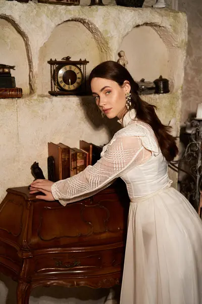 Kaliteli bir elbise içindeki güzel genç bir kadın rahat ve kırsal bir ortamda poz verir..