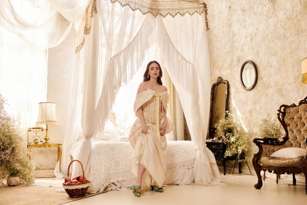 Красивая молодая женщина элегантно стоит в винтажном платье, в окружении мягкого света и декора.