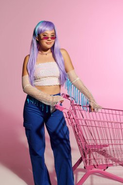 Kendine güvenen, şık bir kadın eşsiz modasını pastel bir arka planda sergiliyor..