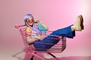 Parlak renkli saçlar ve kendine güvenen kıyafetler bir arabada dinlenirken eğlenceli bir hava yaratır..