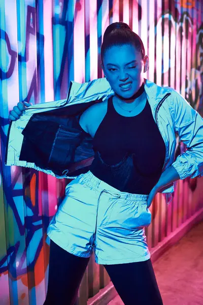 Renkli bir şehir zeminine güvenle poz veren şık bir kadının dinamik portresi..