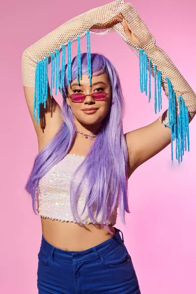 Kendine güvenen bir kadın, zevkli bir sahnede mor saçlarıyla ve eşsiz aksesuarlarıyla gösteriş yapar..