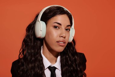 Güzel öğrenci renkli bir ortamda müzik dinlerken tarzını sergiliyor..