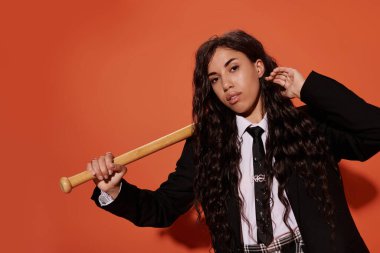 Kendine güvenen genç bir kadın, canlı bir ortamda sopa tutarken sanatsal yeteneğini sergiliyor..