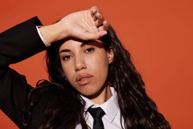 Kendine güvenen genç bir kadın cazibesiyle poz veriyor, eşsiz tarzını ve ışıltılı güzelliğini sergiliyor..